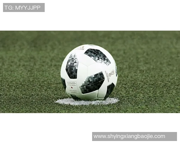 小狗在草地上快乐地踢足球展现出无比的活力与灵动